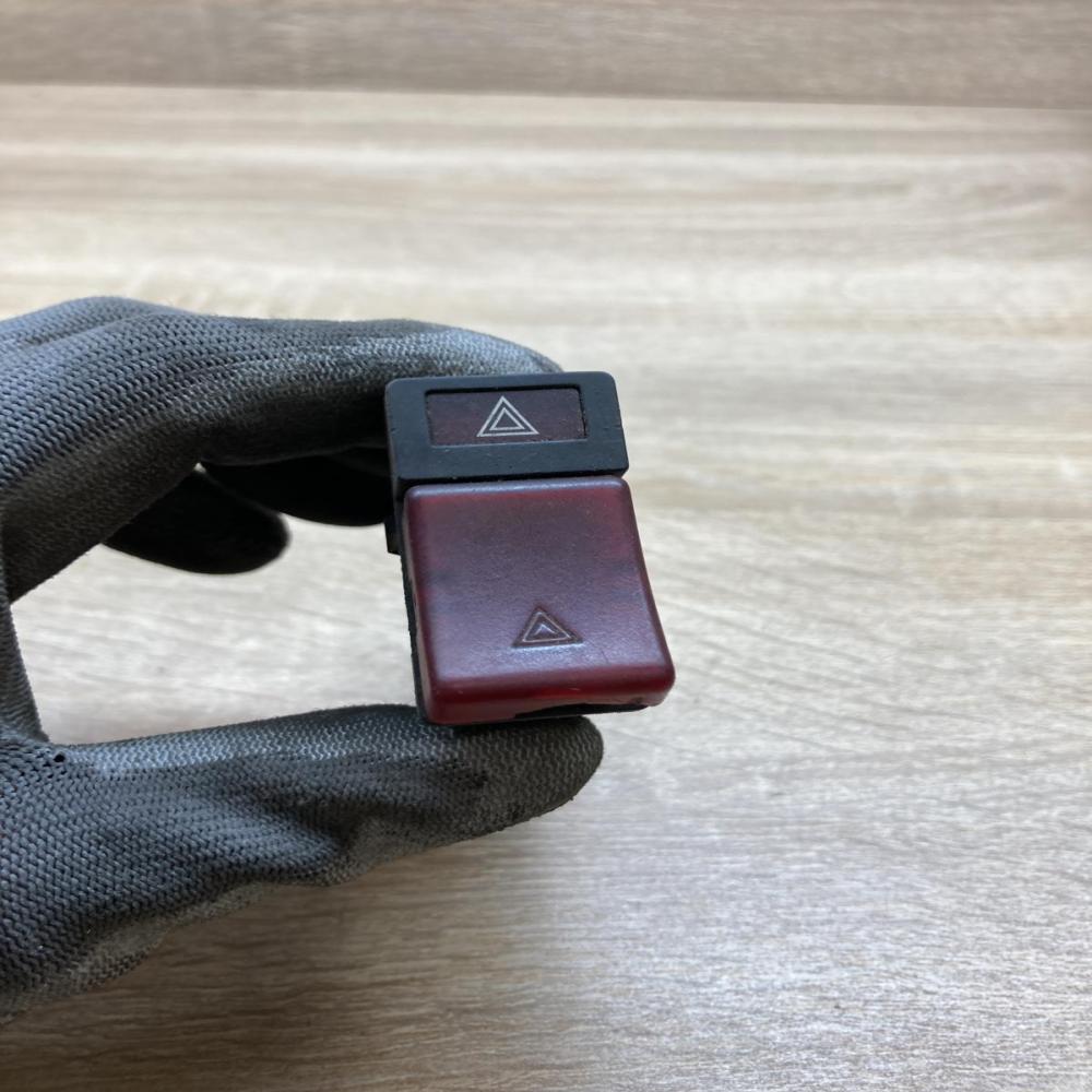 6806356 6579 00  Hazard light switch Volvo 850