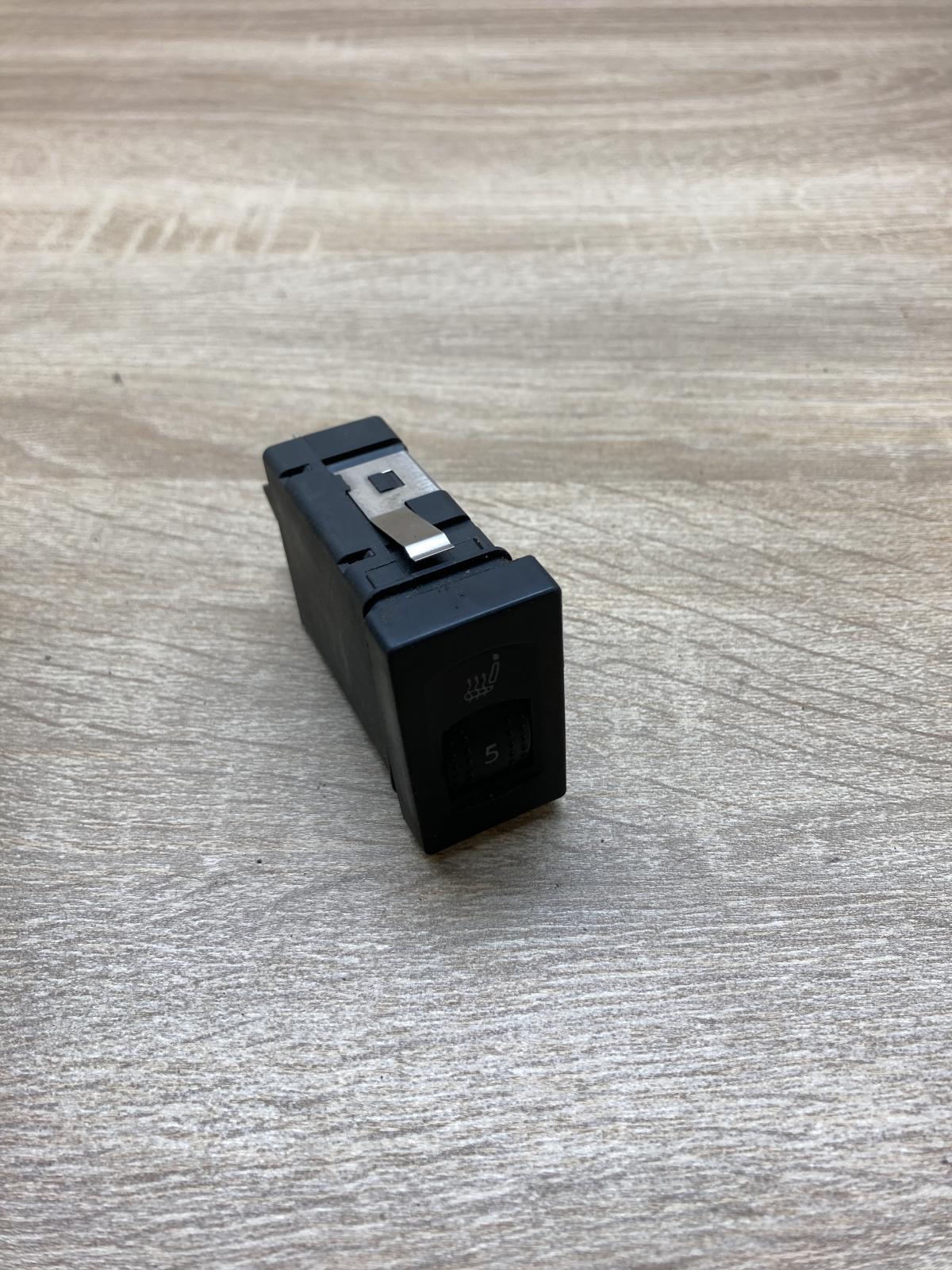 3B0963564A   Seat heating switch Volkswagen PASSAT B5