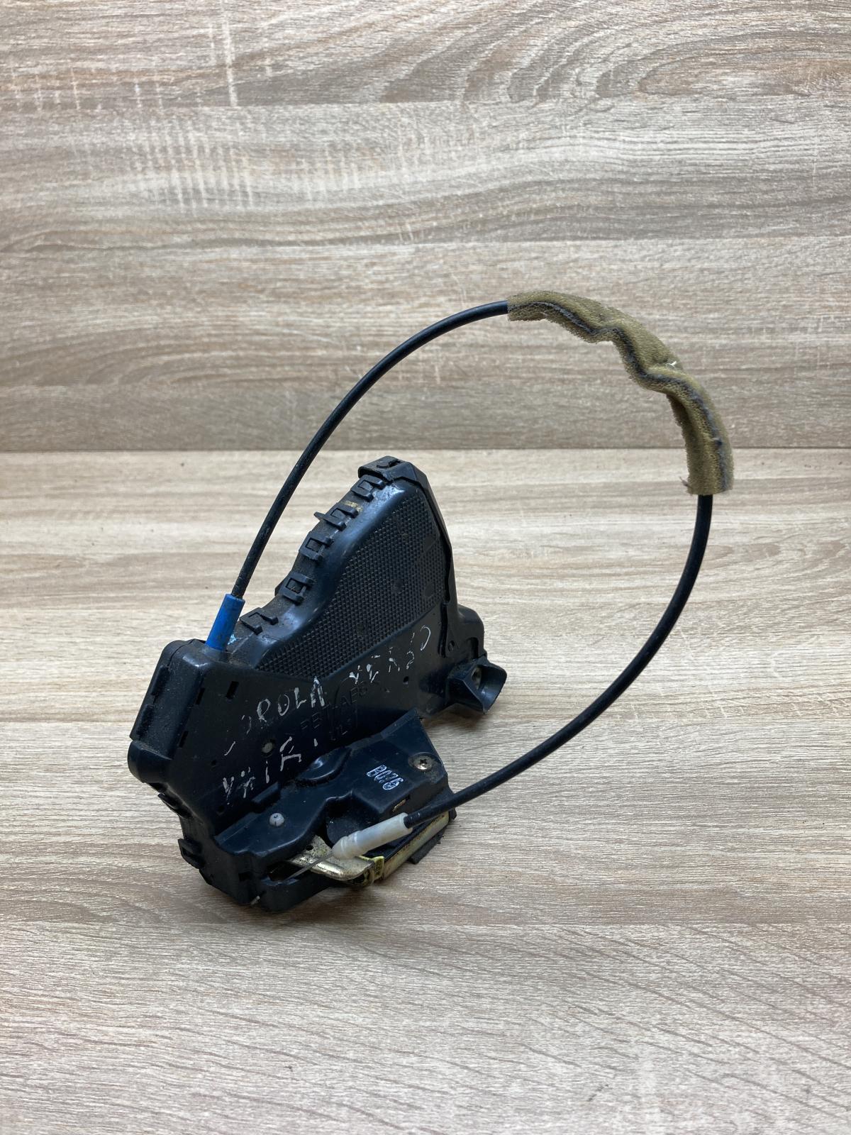 TOYOTA DOOR LOCK   Front door lock Toyota Corolla Verso AR10