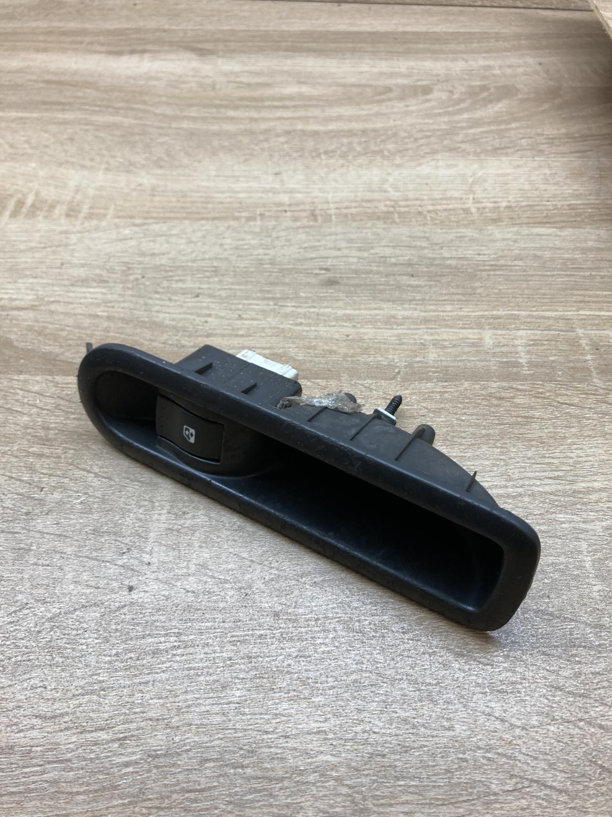 15601387Q   Electric window control switch Renault Megane I