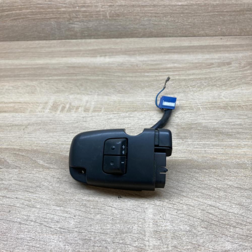 84247 0D010 842470D010  Steering wheel buttons/switches Toyota Yaris