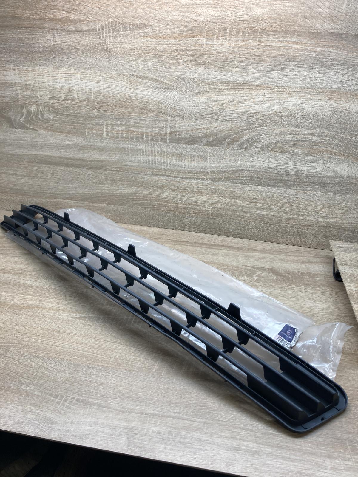 A2048850023   Front bumper lower grill Mercedes-Benz C W204