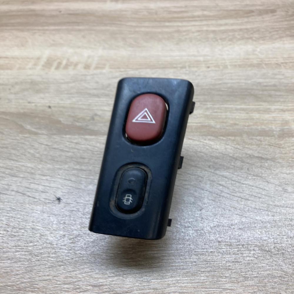 822955   Hazard light switch Renault Laguna I