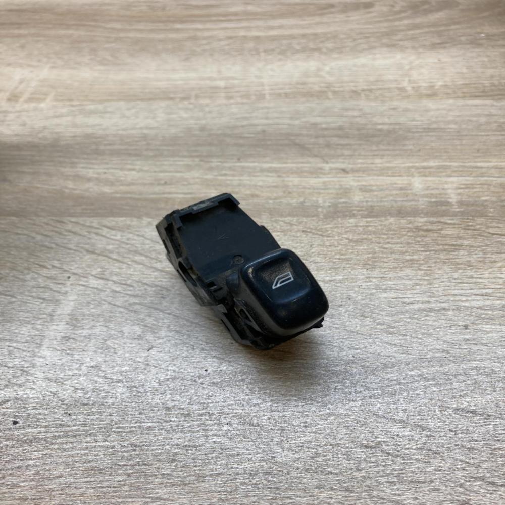 8685288   Electric window control switch Volvo S60