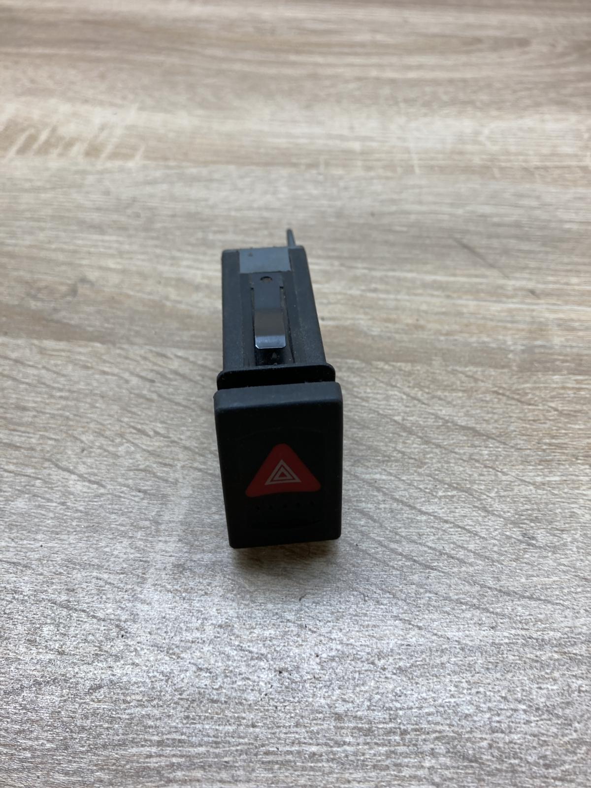 3B0953235B   Hazard light switch Volkswagen PASSAT B5