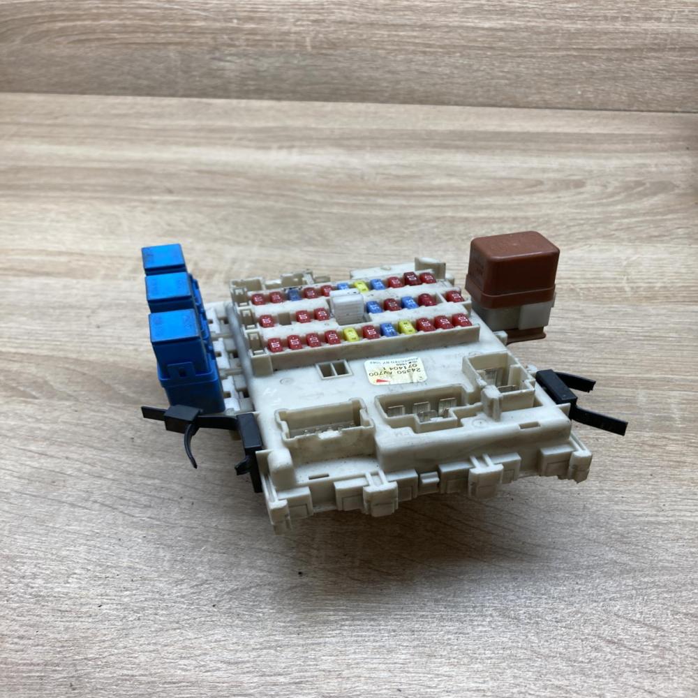 24350 AV700 24350AV700  Fuse module Nissan Primera