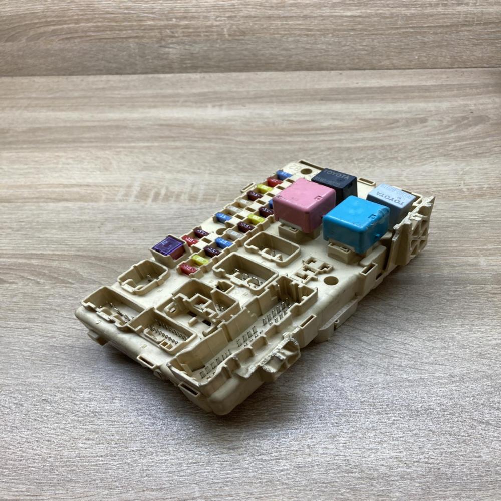 82641 05020 A   Fuse module Toyota Avensis T220