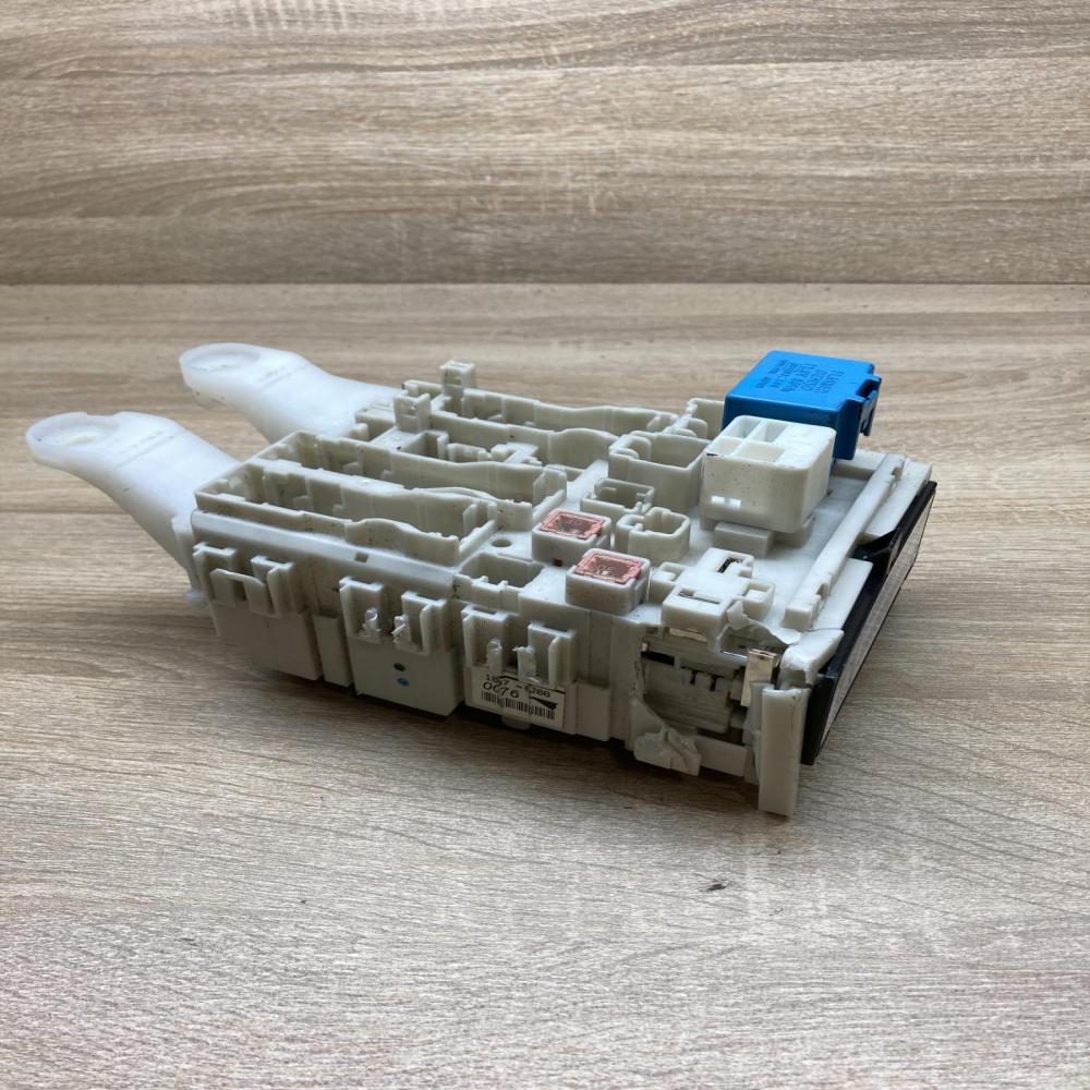 1575 8L04 82730 0F070 C 1087 8J06 Fuse module Toyota Verso