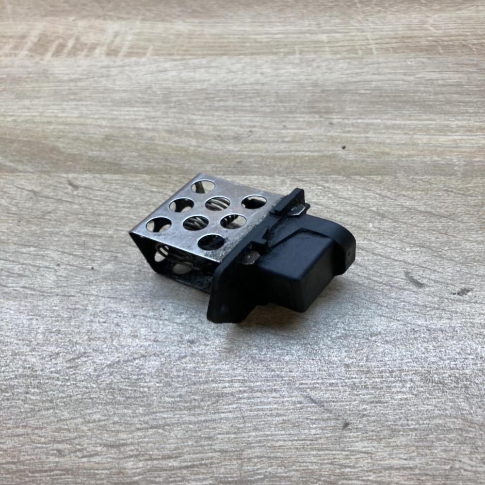 8200045088   Coolant fan relay Renault Scenic I