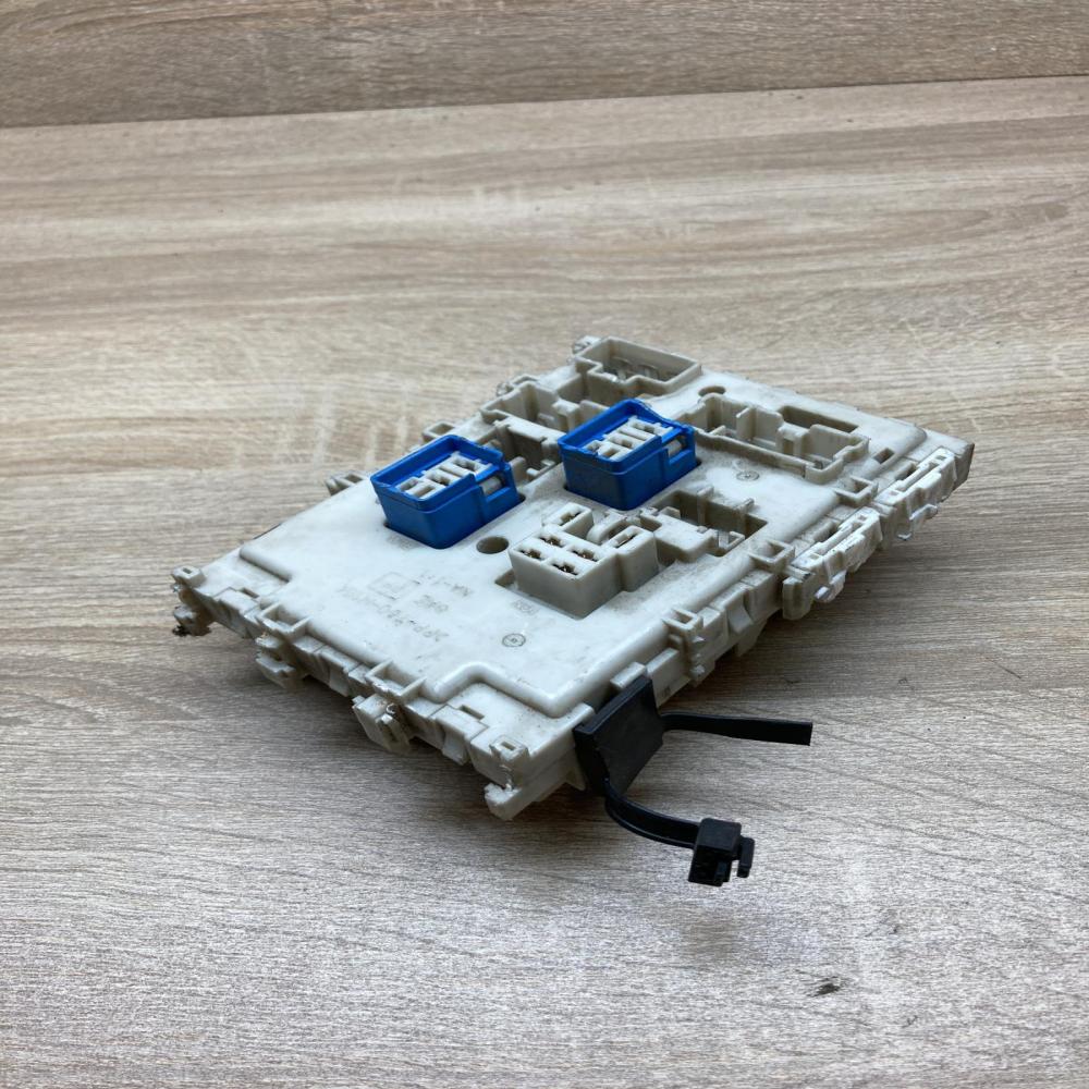 24350 AV700 0111051  Fuse module Nissan Primera