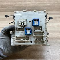 24350 AV700 0111051  Fuse module Nissan Primera