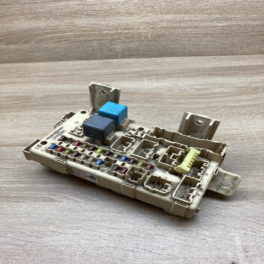 82641 CA010F   Fuse module Toyota Avensis T220