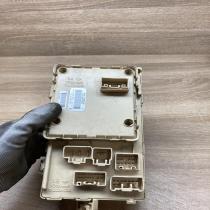 82641 CA010F   Fuse module Toyota Avensis T220
