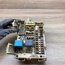 82641 CA010F   Fuse module Toyota Avensis T220