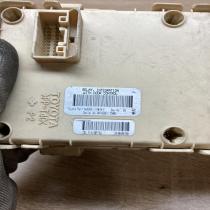 82641 CA010F   Fuse module Toyota Avensis T220