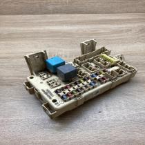 82641 CA010F   Fuse module Toyota Avensis T220
