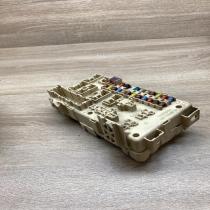 82641 CA010F   Fuse module Toyota Avensis T220