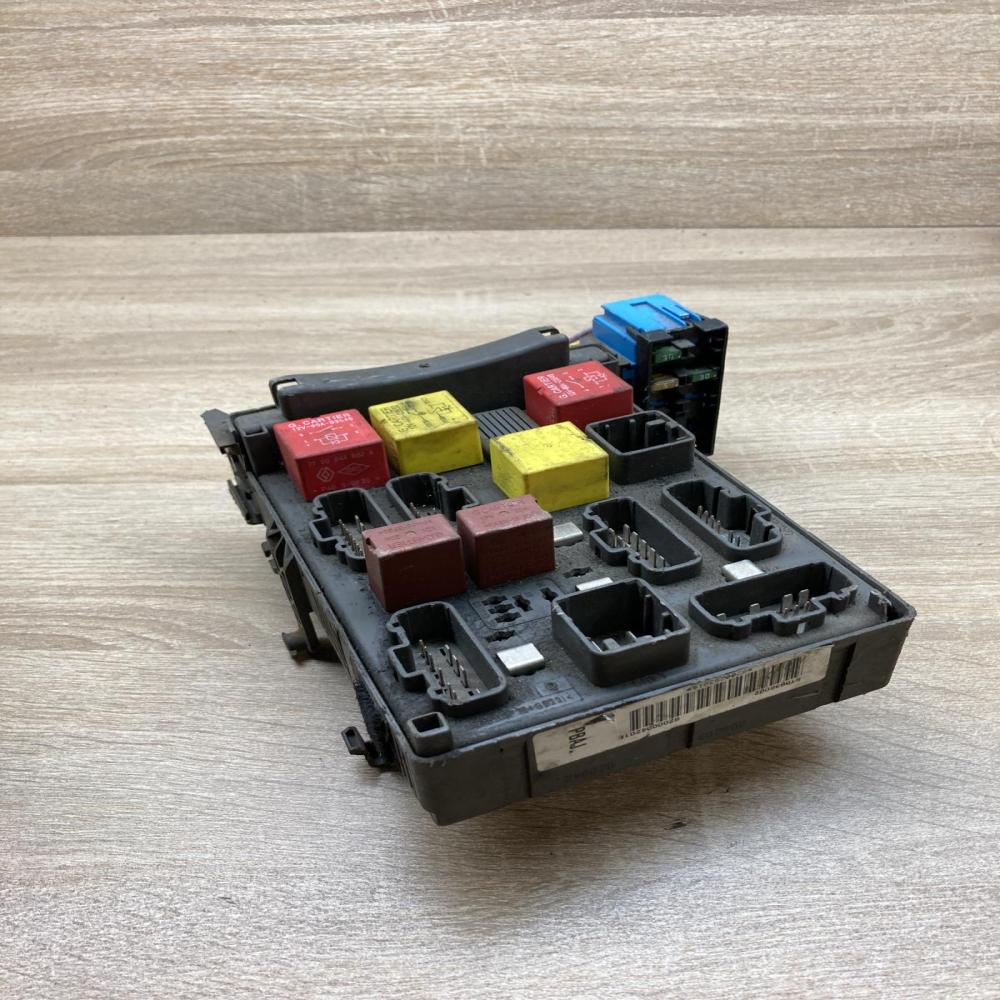 8200004201E 518836002  Fuse module Renault Laguna II