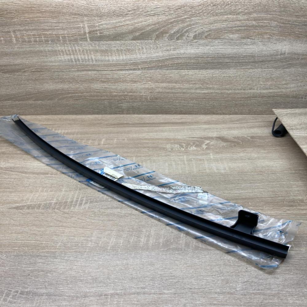 83520 1J0004X   Front door glass trim molding Hyundai i20 (GB IB)