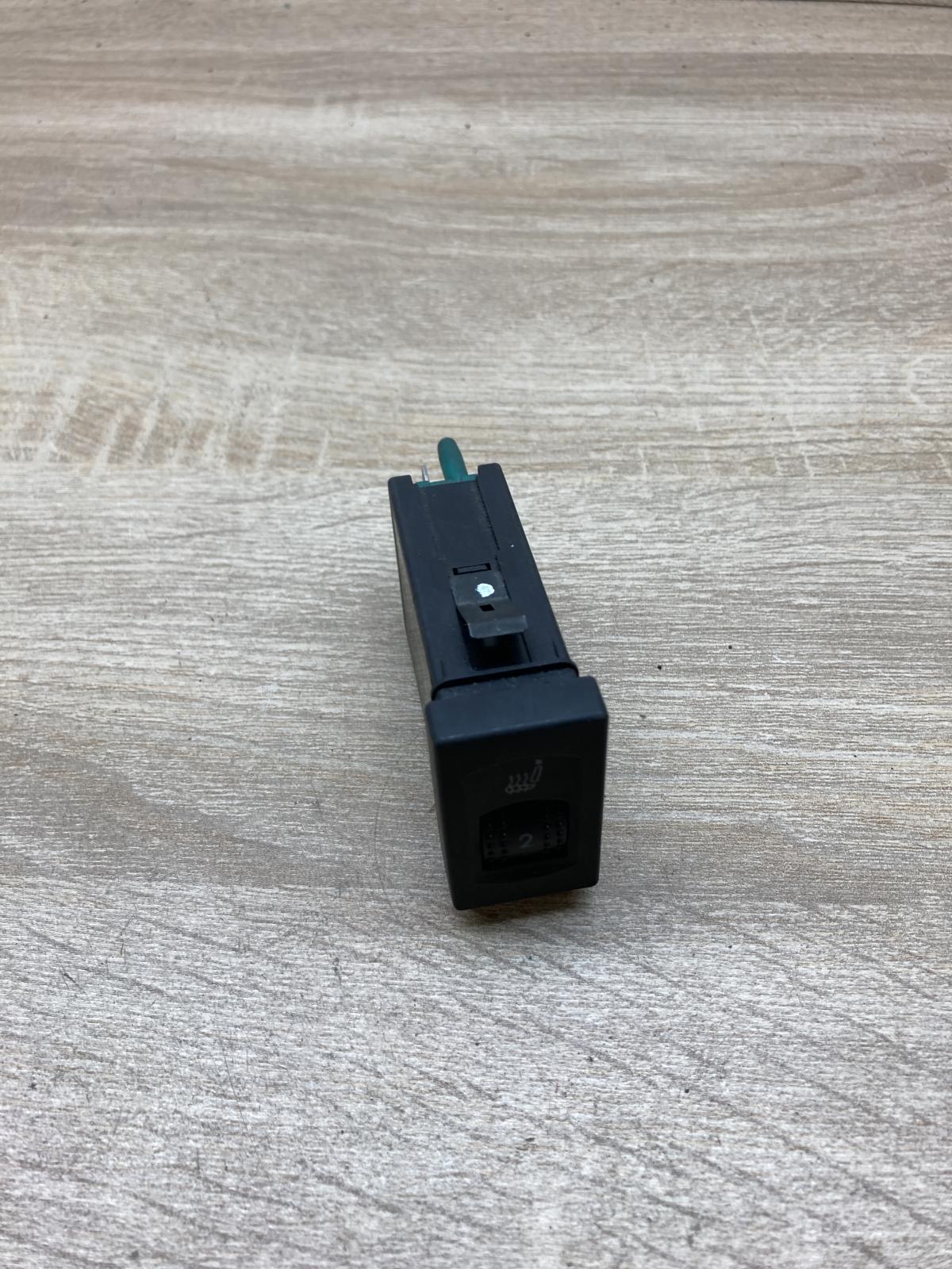 3B0963563   Seat heating switch Volkswagen PASSAT B5