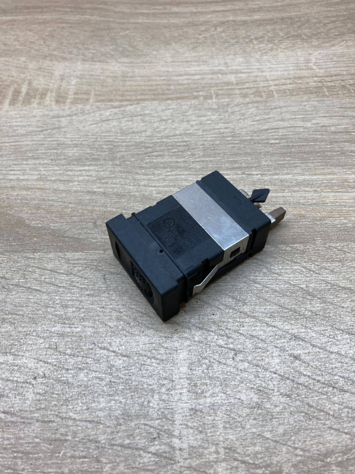 3B0963564C   Seat heating switch Volkswagen PASSAT B5.5