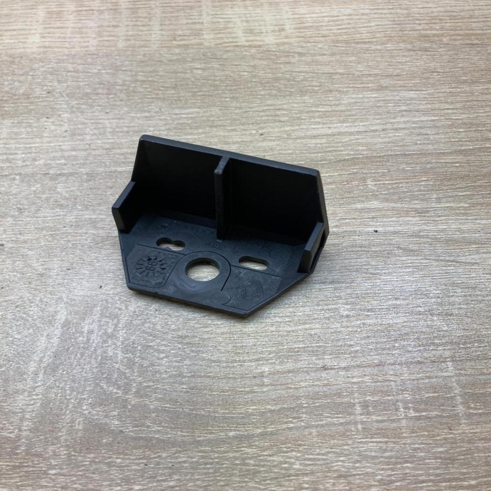 7700785482   Rear bumper mounting bracket Renault 19