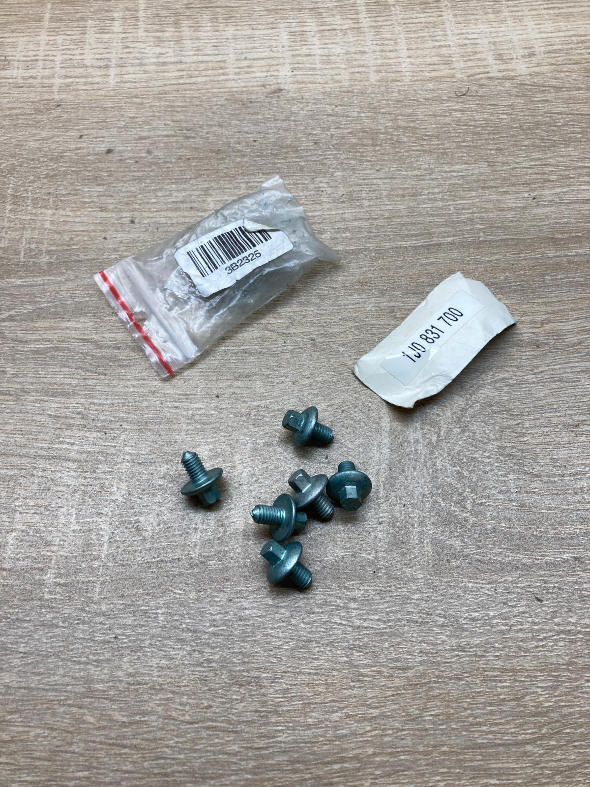 1J0831700  6 Pcs Nuts/bolts Volkswagen Bora