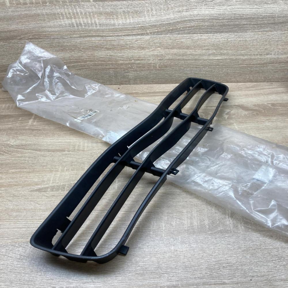1J5853677C   Front bumper lower grill Volkswagen Jetta IV