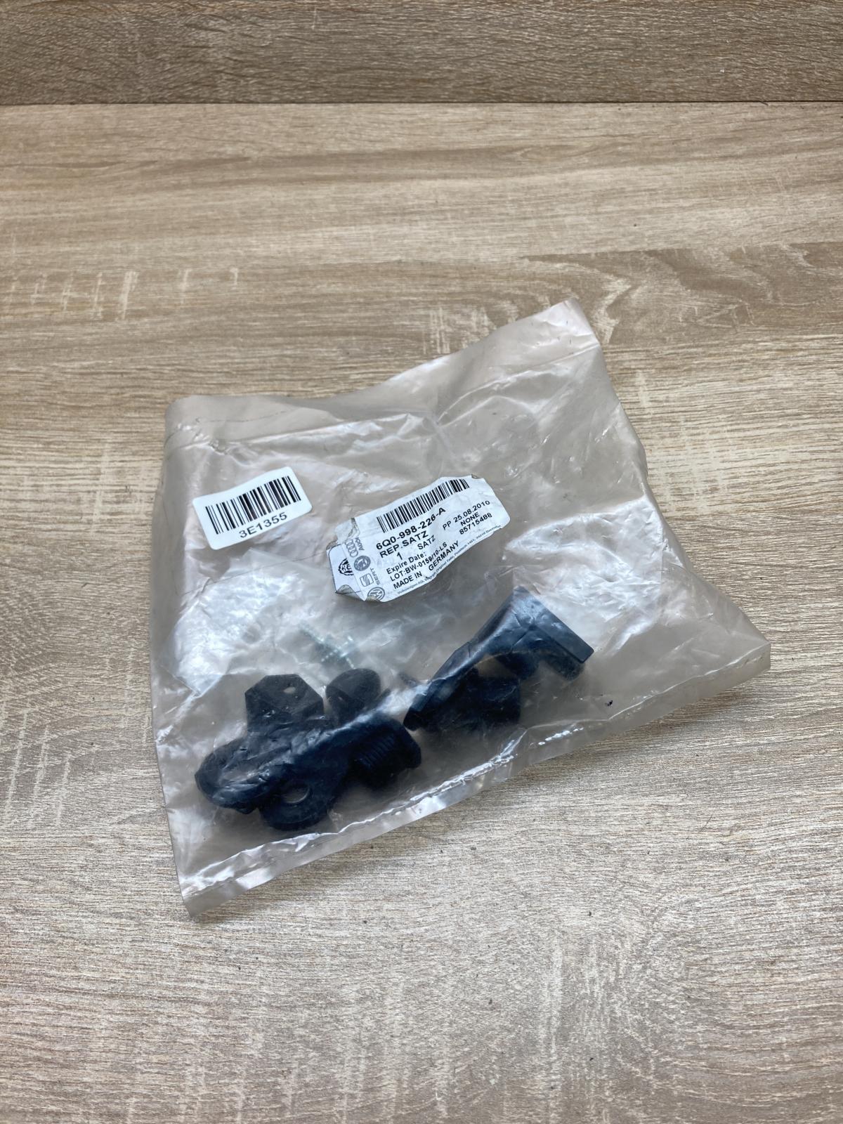 6Q0998226A   Headlight/headlamp mounting bracket Volkswagen Polo