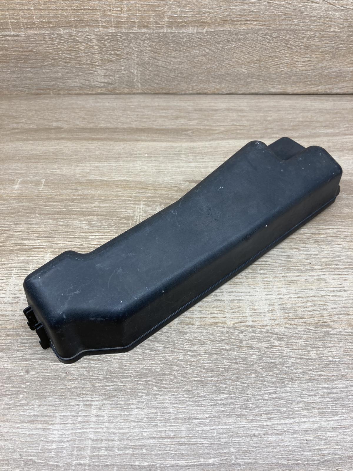 82662 02110   Fuse box cover Toyota Corolla E120 E130