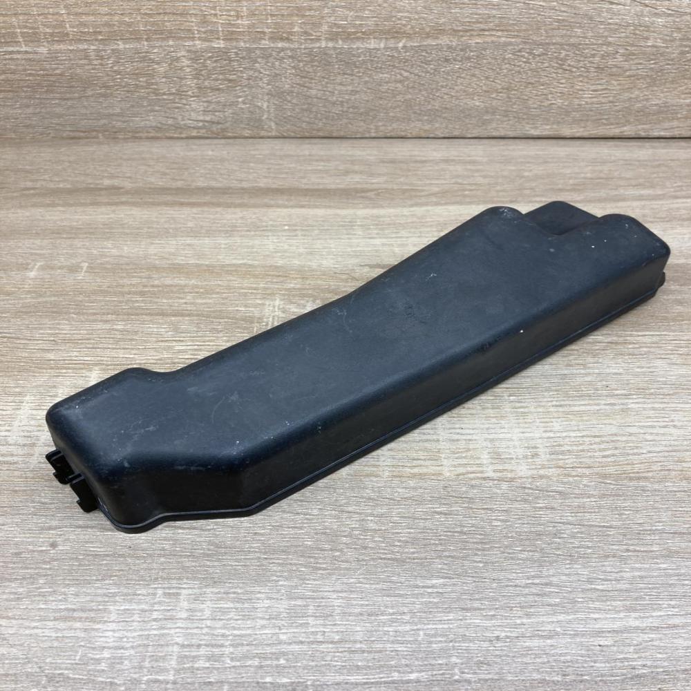 82662 02110   Fuse box cover Toyota Corolla E120 E130
