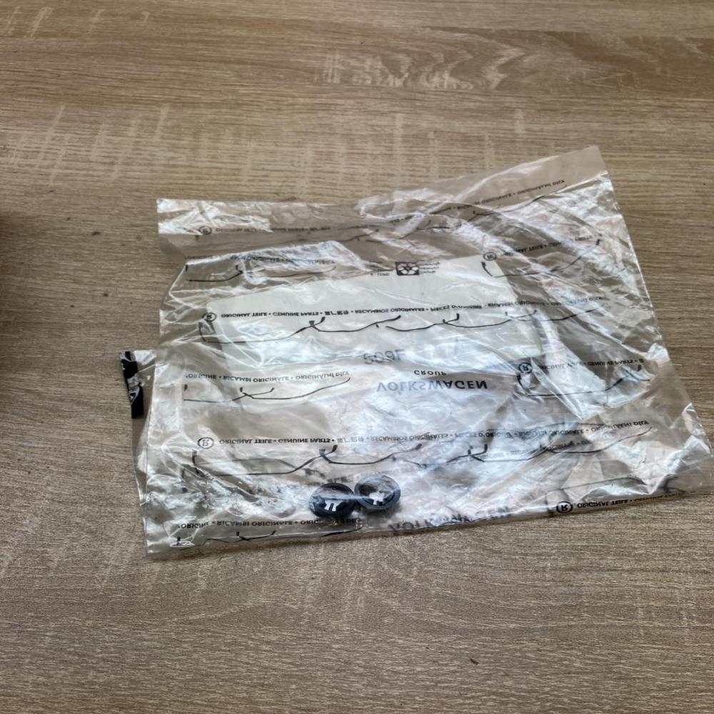 8V0823397  2 Pcs Other engine bay part Audi A3 S3 8V