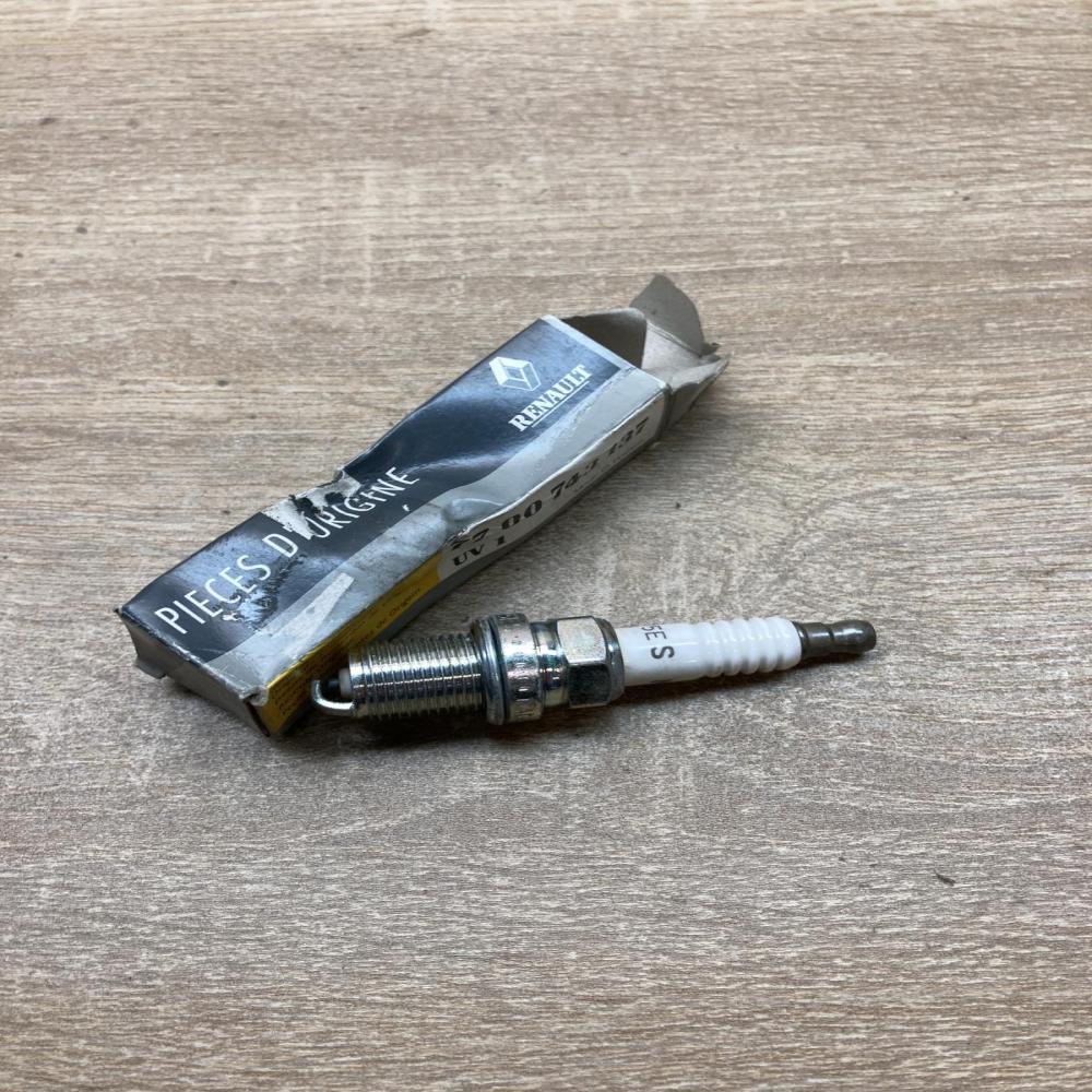 7700743137   Spark plug Renault Megane I