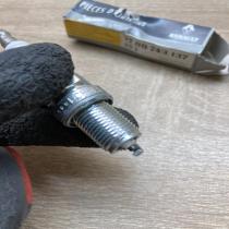 7700743137   Spark plug Renault Megane I