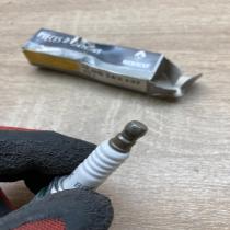 7700743137   Spark plug Renault Megane I