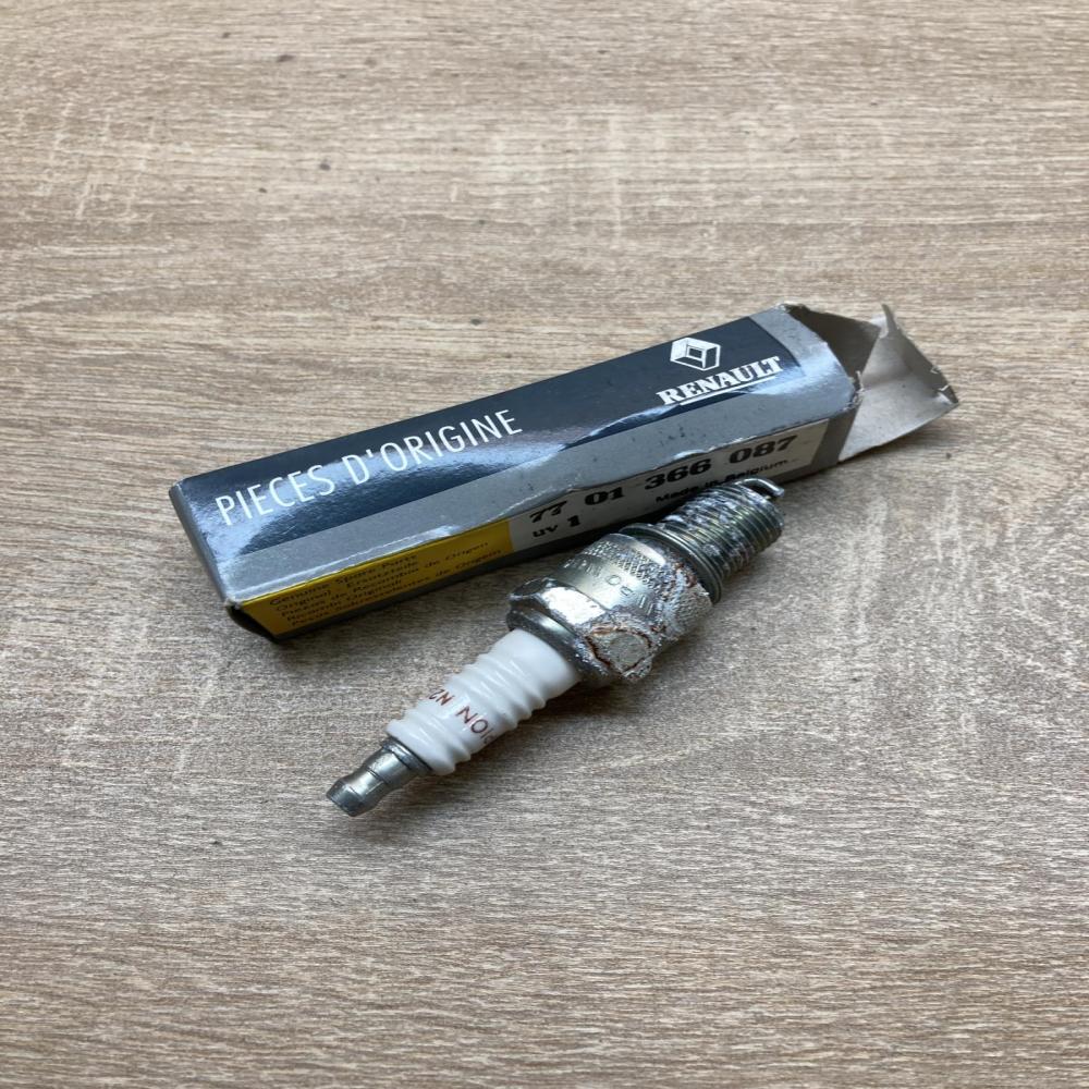 7701366087   Spark plug Renault Clio I