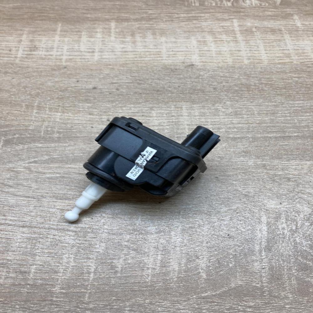 007282 007282 32  Headlight level adjustment motor Audi A6 S6 C4 4A