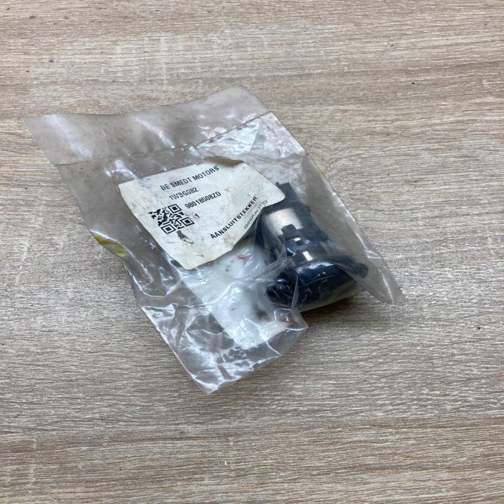 98018508ZD   12 V Socket (rear) Peugeot 3008 II
