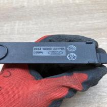 2S6J 13C010 AAYY84   Floor mat clip fixing clamp Ford Fiesta