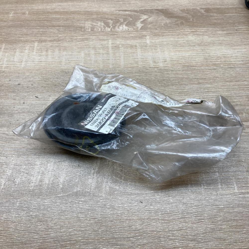 26029 AX600   Headlight/headlamp dust cover Nissan Micra