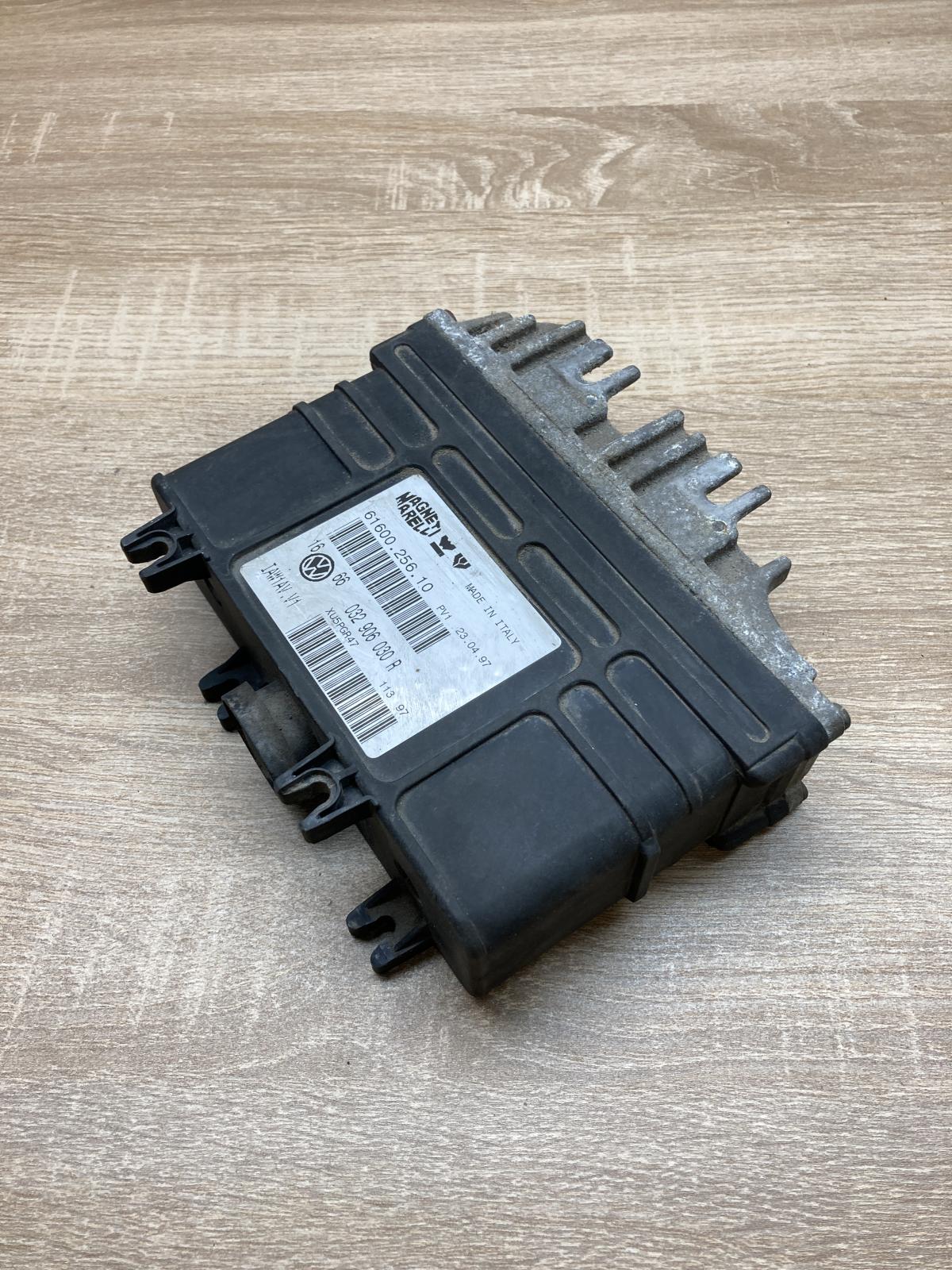 032906030R 6160025610  Engine control unit/module ECU Volkswagen Golf III