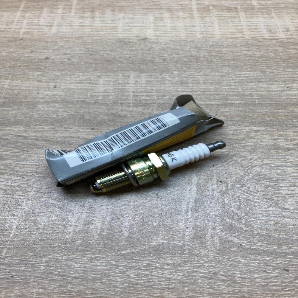 7700860235   Spark plug Renault Espace III
