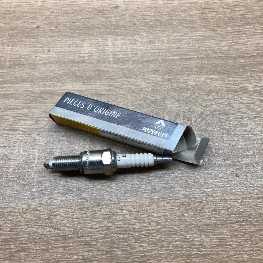 7700500012   Spark plug Renault Clio I