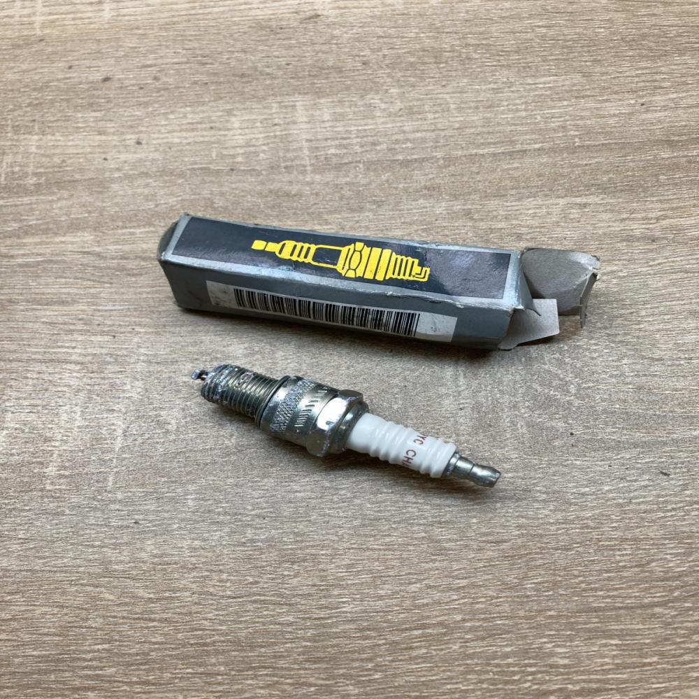 7701366087   Spark plug Renault Clio I
