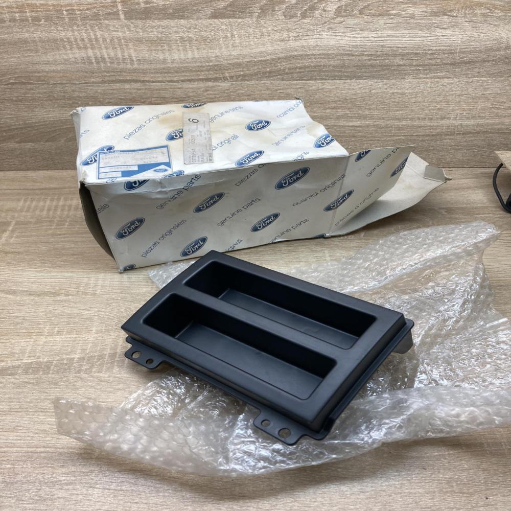 2S61 A04370B P1A 2S61A04370AC 2S61 A04370B Glove box central console Ford Fiesta