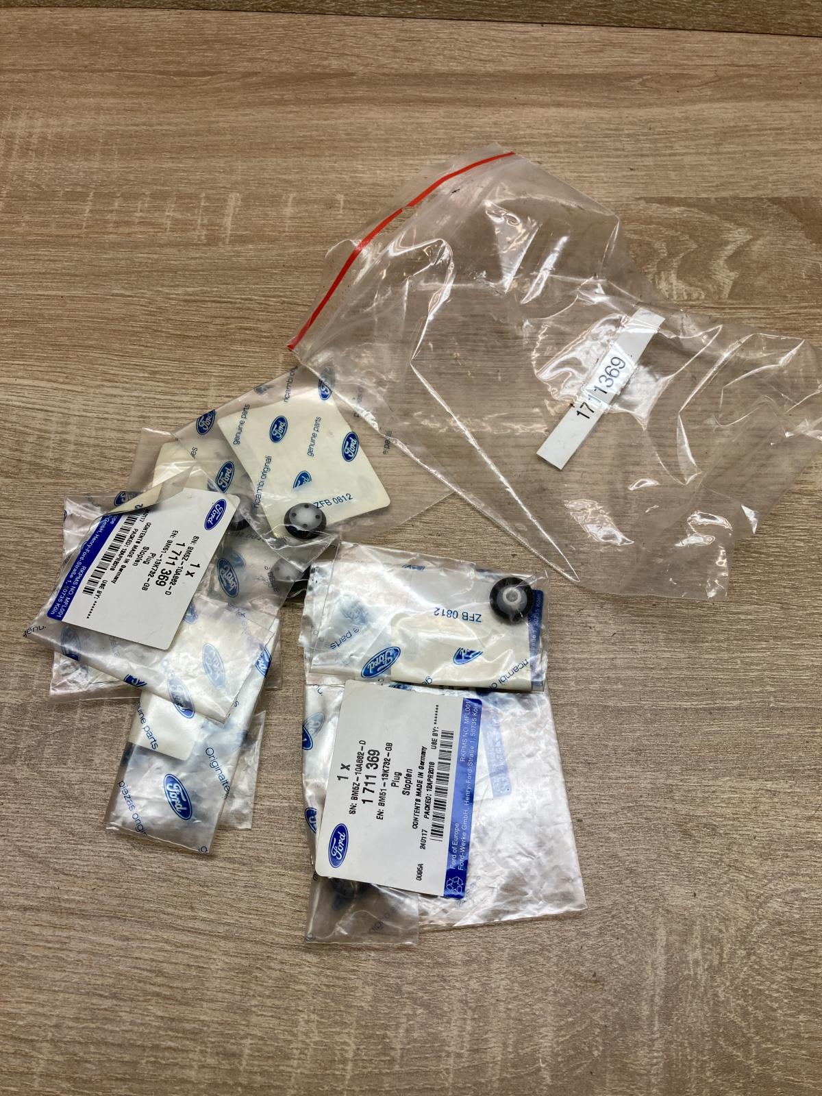 1711369  8 Pcs Other trunk/boot trim element Ford Transit