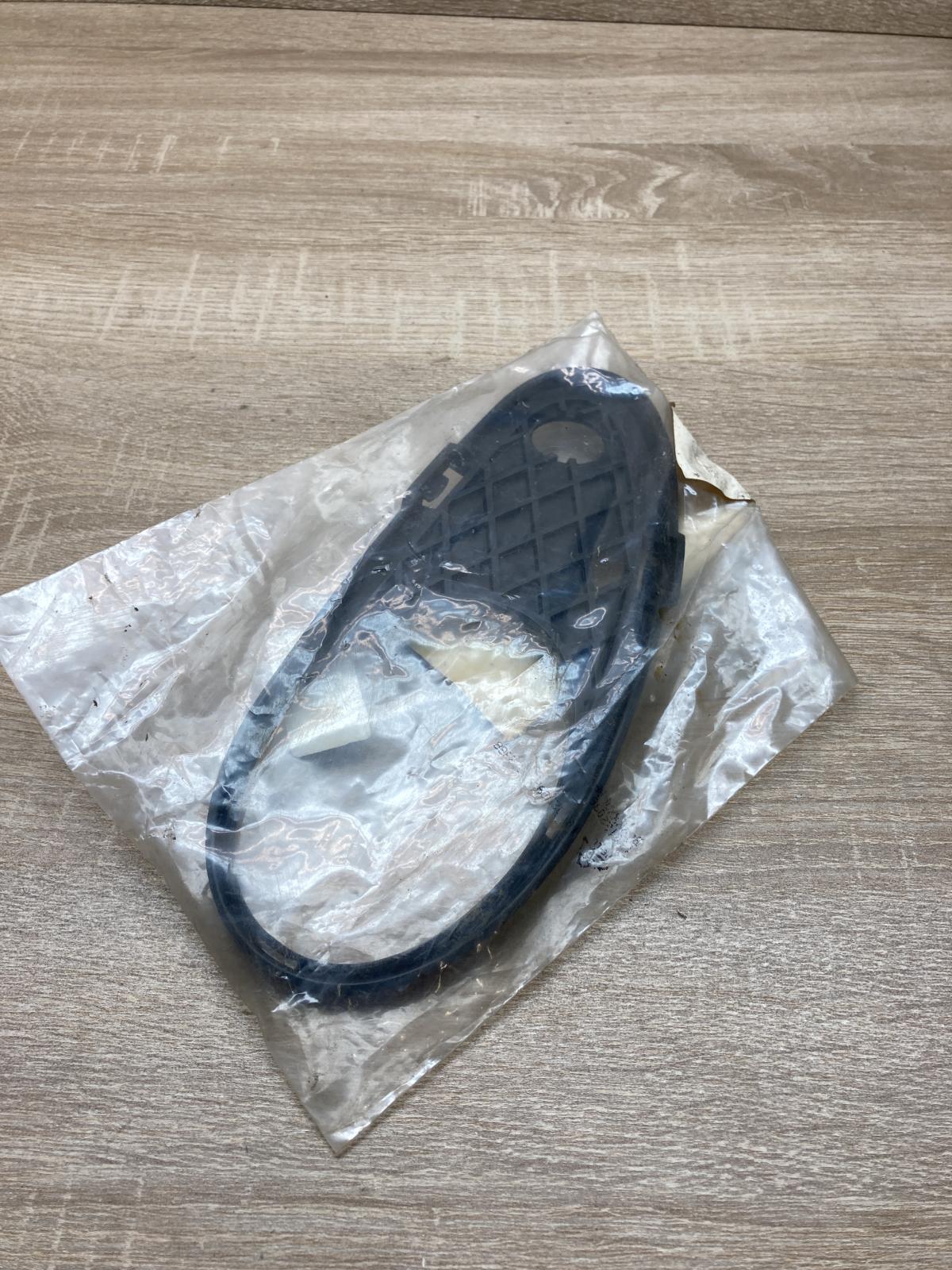 A2038850523   Front fog light trim/grill Mercedes-Benz C W203