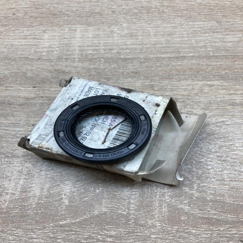 036103085A   Other engine part Volkswagen Golf IV