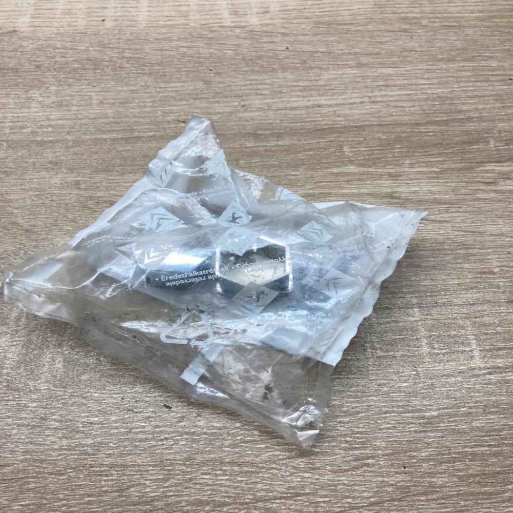 540809   Wheel nut cap/cover Peugeot 607