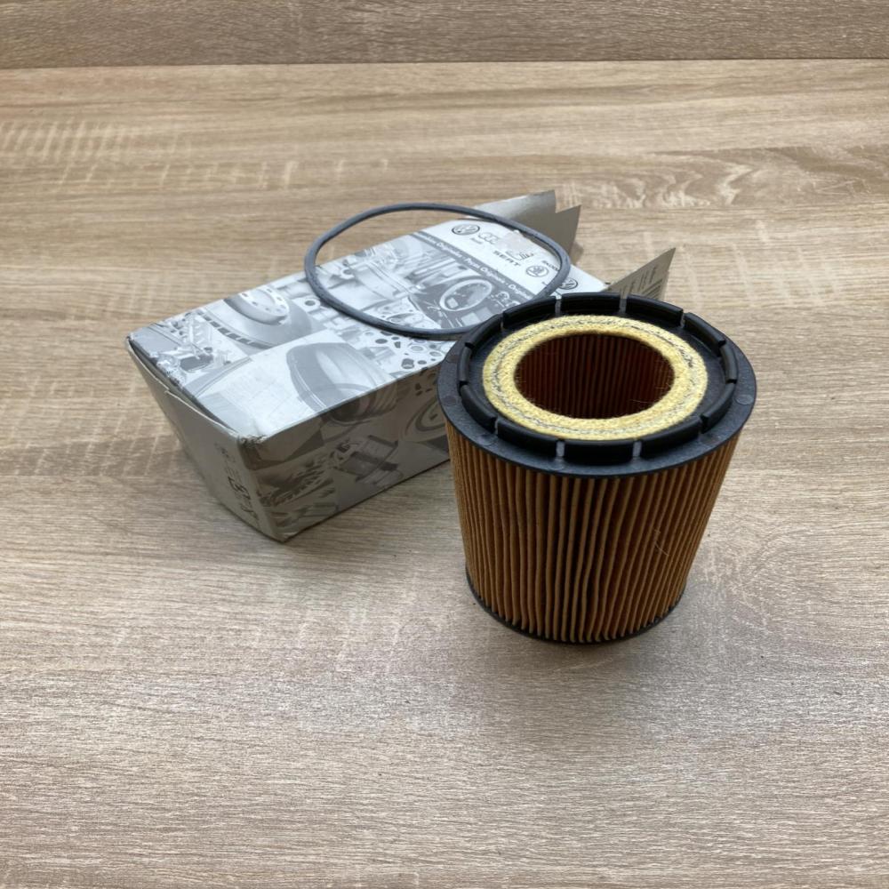 07C115562E 07C115561D  Oil filter cover Volkswagen Touareg I